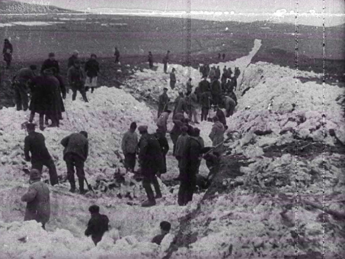 Kinodokumenty o zverstvach nemecko-fašistskich zachvatčikov (Die von den deutsch-faschistischen Invasoren verübten Gräueltaten) UdSSR, 1945/46