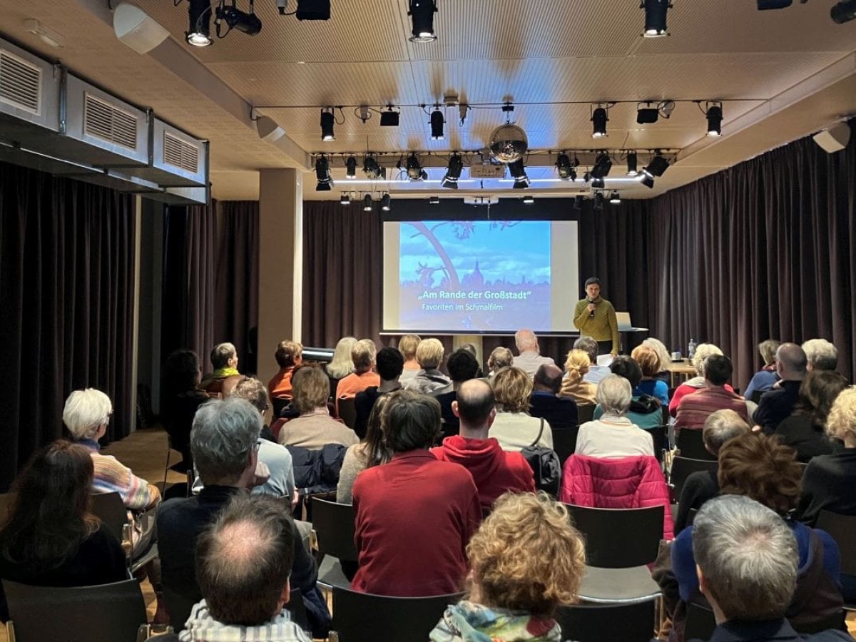 Stefanie Zingl "Am Rande der Großstadt. Favoriten im Schmalfilm", Lecture und Filmscreening im Gleis21, 2024 (Foto: ÖFM © Michael Loebenstein)