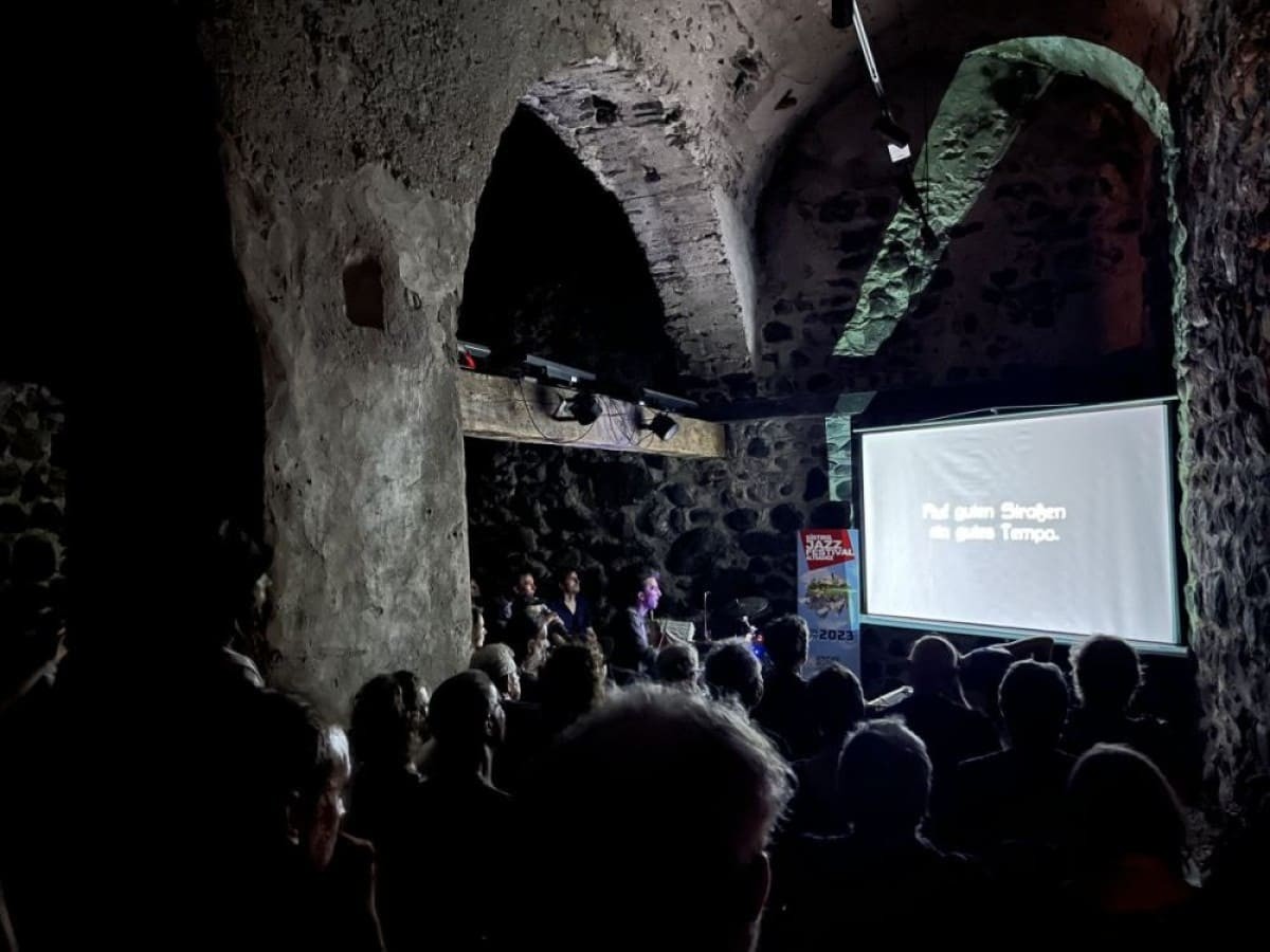 Bozner Waaghaus: Francesco Diodati und Alexander Yannilos improvisieren zu Mit dem Motorrad über die Wolken, Juli 2023