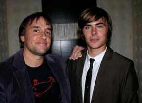 Richard Linklater (im Filmmuseum-T-Shirt) und sein Hauptdarsteller Zac Efron bei der Gala-Premiere von 