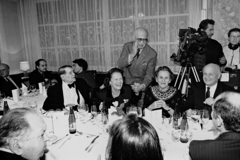 Leon Askin (links unten), ihm gegenüber (v.l.n.r.) Francis Lederer und seine Frau Marion, stehend: Turhan Bey, Frau Land und Kurt Land © Alexander Tuma/Viennale