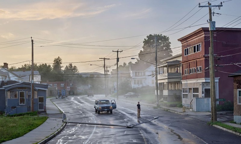 Gregory Crewdson: "Starkfield Lane", aus der Serie "An Eclipse of Moths (2018/19) (Foto: The ALBERTINA Museum, Vienna - Permanent loan, Private Collection © Gregory Crewdson)
