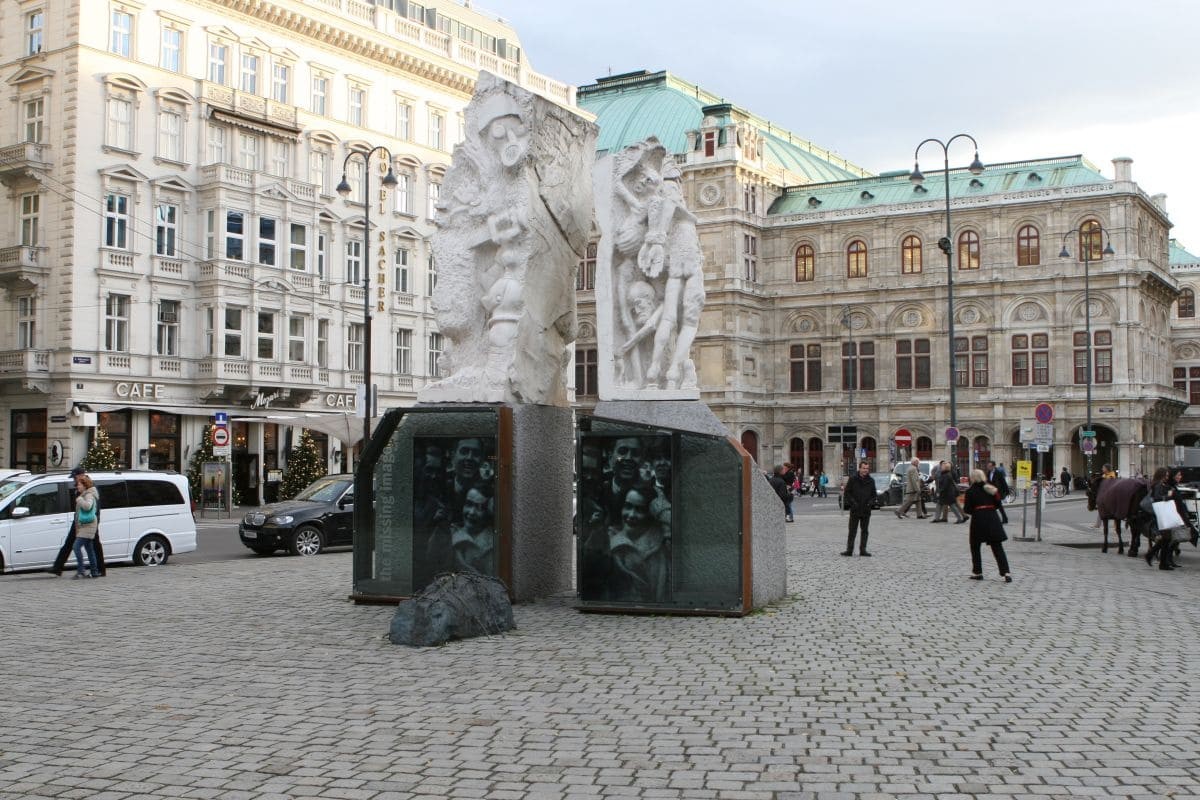 The Missing Image - Mahnmal gegen Krieg und Faschismus (Installation von Ruth Beckermann), Wiener Albertinaplatz 2015