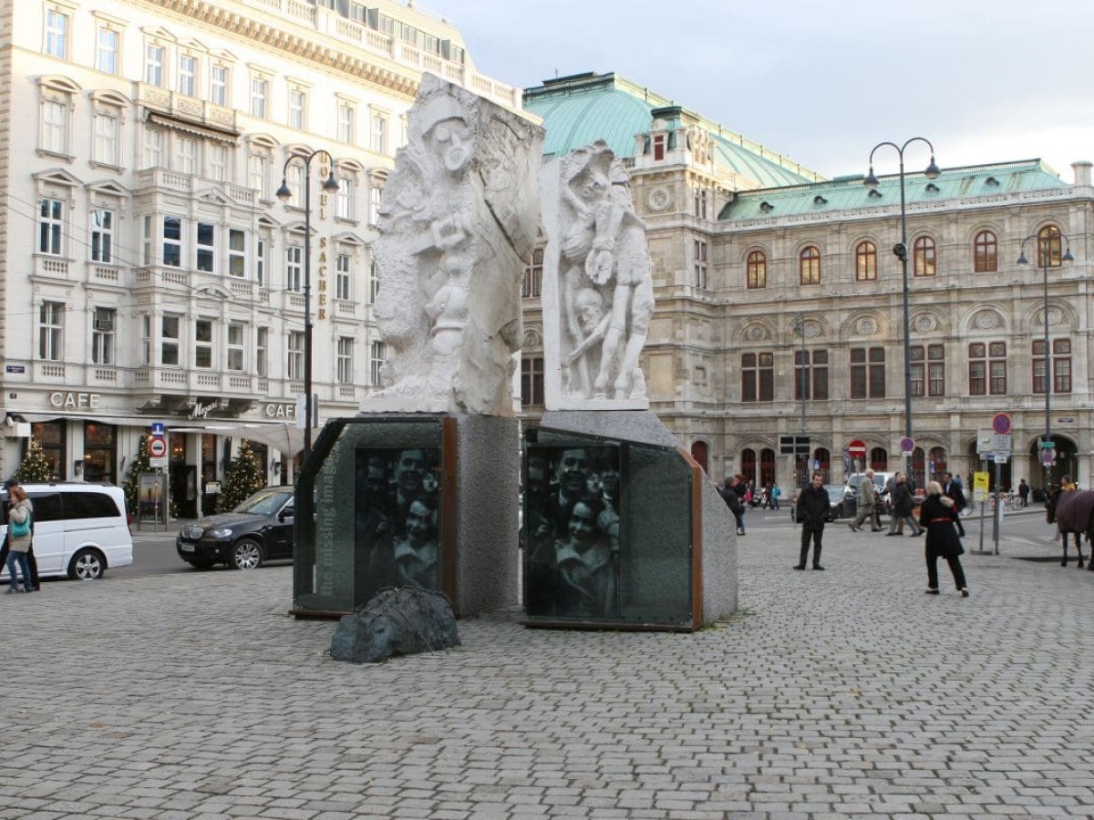 The Missing Image - Mahnmal gegen Krieg und Faschismus (Installation von Ruth Beckermann), Wiener Albertinaplatz 2015